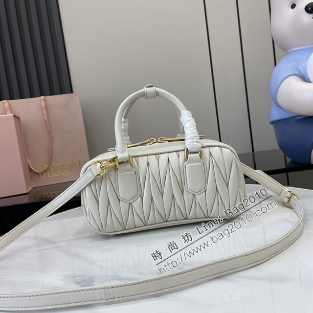 miumiu繆繆專櫃最新款小羊皮保齡球包手提肩背包 jh2540型號：5BB142